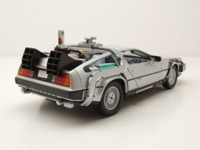 DeLorean Zurück in die Zukunft Teil 2 fliegend...