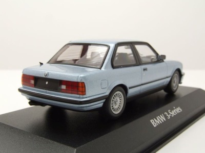 BMW 3er E30 1989 silberblau metallic Modellauto 1:43...