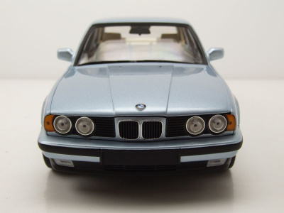 BMW 5er 535i E34 1988 hellblau metallic Modellauto 1:18 Minichamps