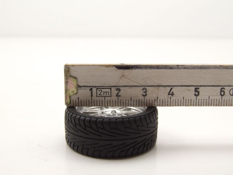 Reifen und Felgen Custom SVT 7-Spoke (4 Reifen mit Felgen) für 1:18 M