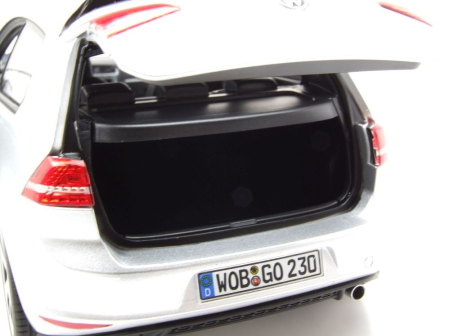 Modellauto VW Golf 7 GTI 2013 silber 1:18 Norev bei Modellautocenter, 87,50  €