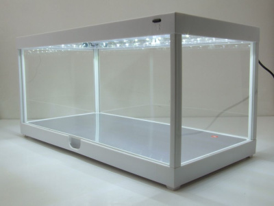 Modellauto Klarsichtbox Vitrine mit LED-Deckenbeleuchtung und Spiegelboden  weiß für Modellautos Triple9 bei Modellautoce, 39,95 €